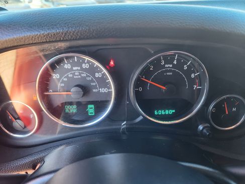 Used 2016 Jeep Wrangler Unlimited Rubicon w/ Connectivity Group image 12