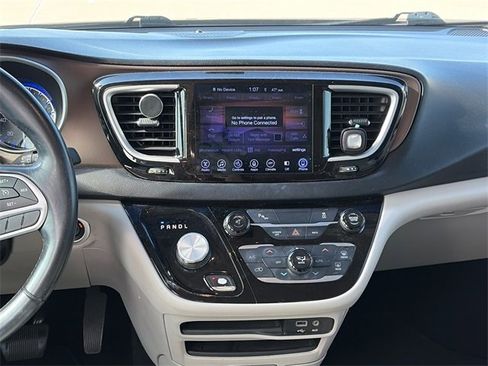 Used 2017 Chrysler Pacifica Touring-L w/ Tire & Wheel Group image 13