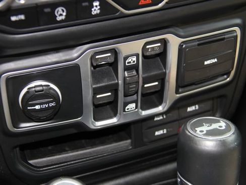 Used 2018 Jeep Wrangler Unlimited Sahara AWD/4WD image 27
