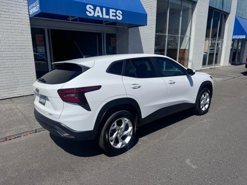 Used 2024 Chevrolet Trax LS w/ LS Convenience Package FWD image 6