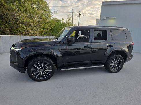 Used 2024 Lexus GX 550 image 2