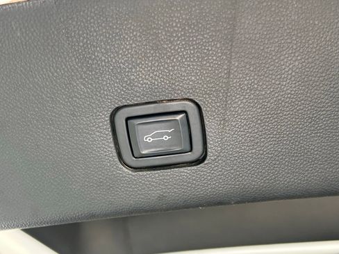 Used 2023 Chevrolet Traverse Premier FWD image 16