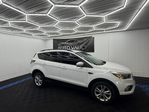 Used 2017 Ford Escape SE w/ Equipment Group 201A FWD image 2
