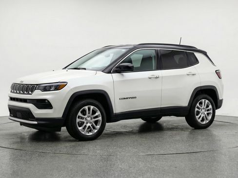 Used 2025 Jeep Compass Limited AWD/4WD image 3