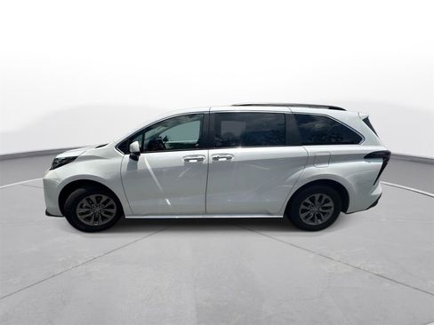 Certified 2026 Toyota Sienna XLE FWD image 9
