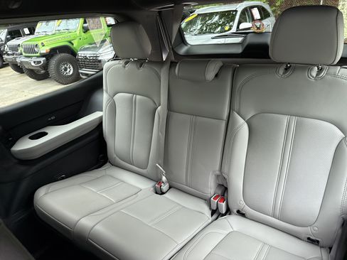 Used 2025 Jeep Wagoneer 4WD image 21