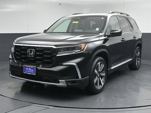 Used 2025 Honda Pilot Touring image 3