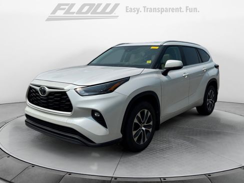Used 2024 Toyota Highlander XLE FWD image 3