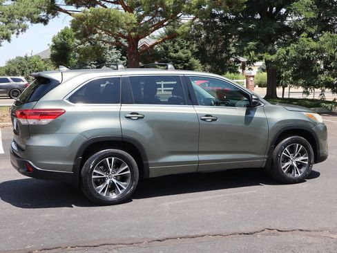 Used 2017 Toyota Highlander Plus w/ Carpet Mat Package AWD/4WD image 4