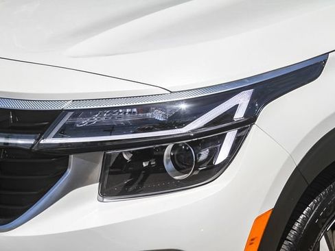 Certified 2026 Kia Seltos EX FWD image 6