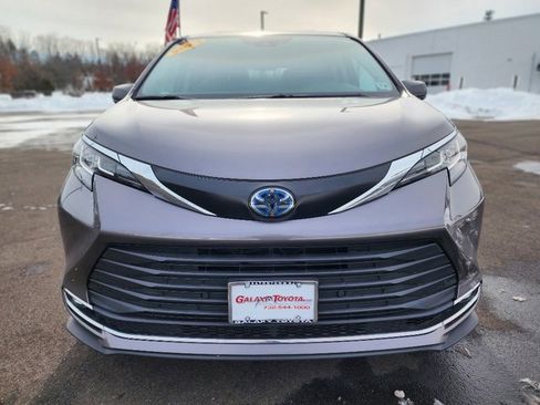 Used 2023 Toyota Sienna XLE image 2