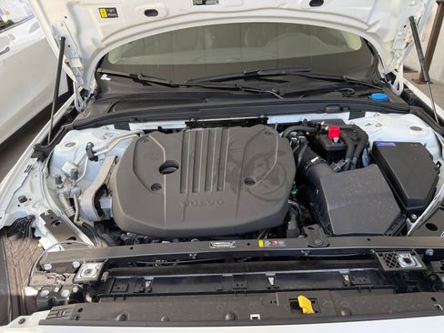 Used 2025 Volvo V60 B5 Cross Country Plus image 32