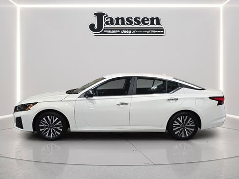 Used 2025 Nissan Altima 2.5 SV FWD image 2