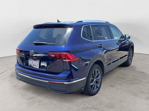 Used 2023 Volkswagen Tiguan SE w/ Panoramic Sunroof Package FWD image 5