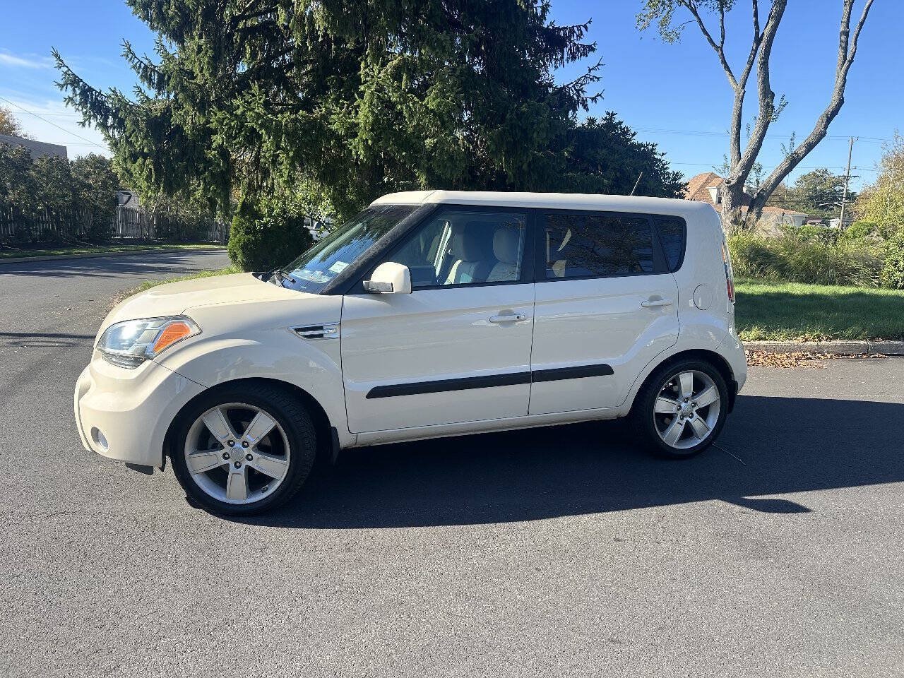 Used 2011 Kia Soul ! FWD image 4
