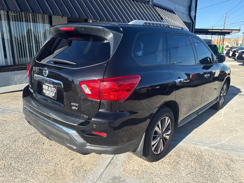 Used 2017 Nissan Pathfinder SV image 4