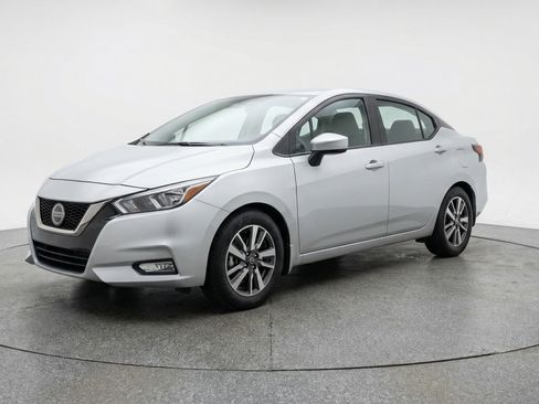 Used 2025 Nissan Versa SV image 3