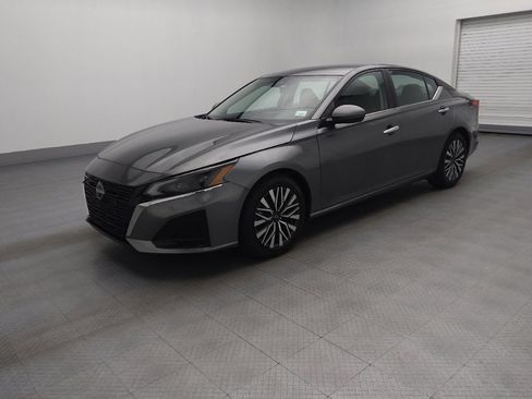 Used 2023 Nissan Altima 2.5 SV image 2