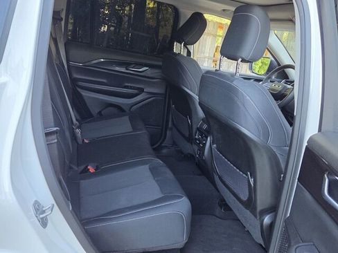 Used 2023 Jeep Grand Cherokee Laredo w/ Luxury Tech Group I RWD image 15