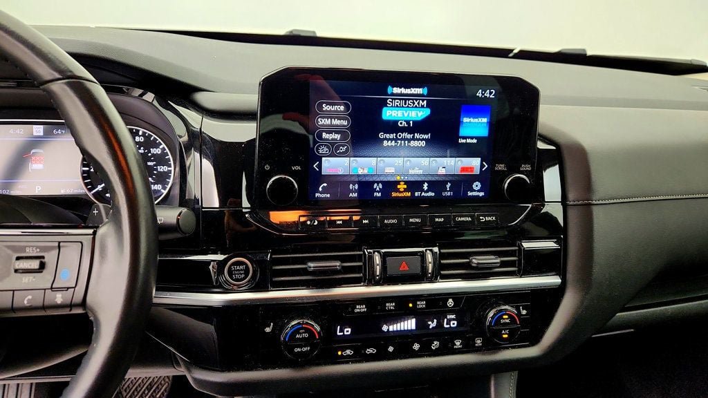 Used 2023 Nissan Pathfinder SL AWD/4WD image 16