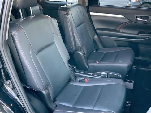 Used 2019 Toyota Highlander XLE AWD/4WD image 20