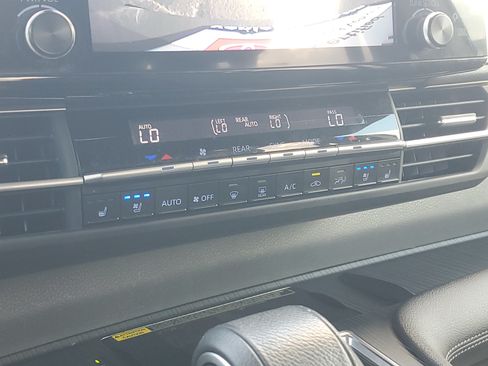 Certified 2023 Toyota Sienna XSE FWD image 28
