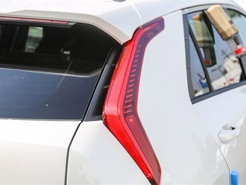 New 2025 Kia Niro EX Touring image 10