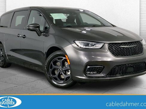 Used 2022 Chrysler Pacifica Limited w/ Uconnect Theater Family Group FWD image 1