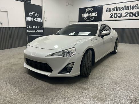 Used 2015 Scion FR-S image 3