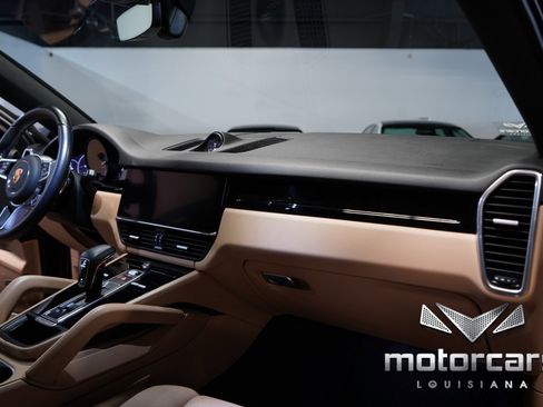 Used 2021 Porsche Cayenne Coupe w/ Premium Package image 25