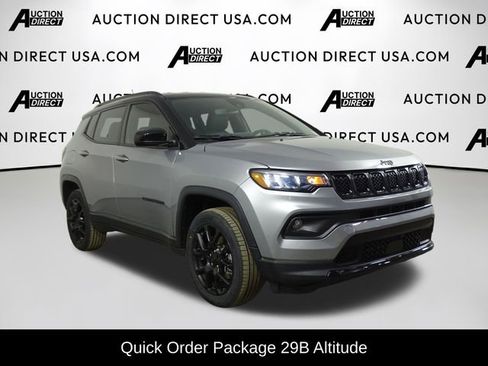 Used 2023 Jeep Compass Latitude AWD/4WD image 2