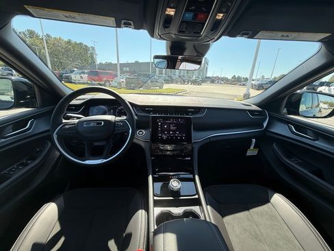 New 2025 Jeep Grand Cherokee Altitude image 12