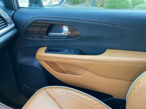 Used 2023 Chrysler Pacifica Pinnacle image 34