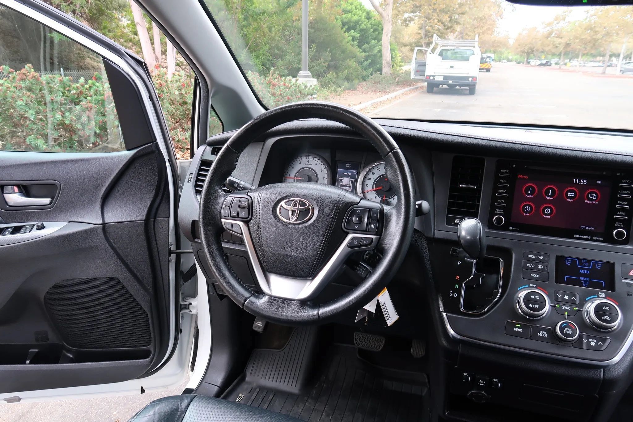 Used 2018 Toyota Sienna SE w/ Carpet Mat Package FWD image 25