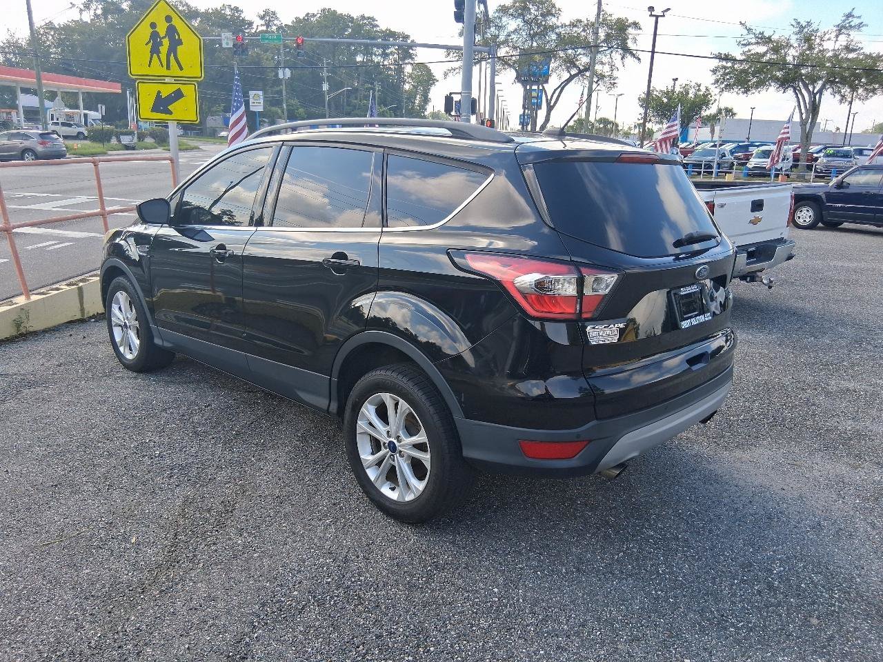 Used 2017 Ford Escape SE w/ Equipment Group 201A AWD/4WD image 2