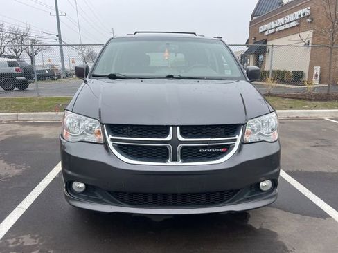 Used 2017 Dodge Grand Caravan SXT image 2