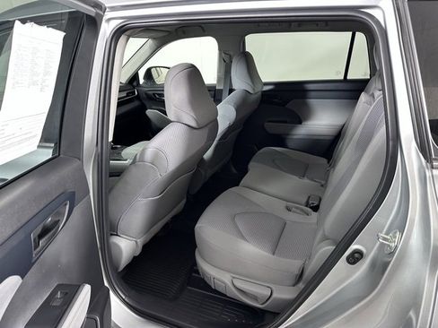 Used 2023 Toyota Highlander LE image 16