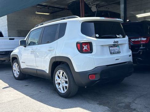 Used 2018 Jeep Renegade Latitude FWD image 2