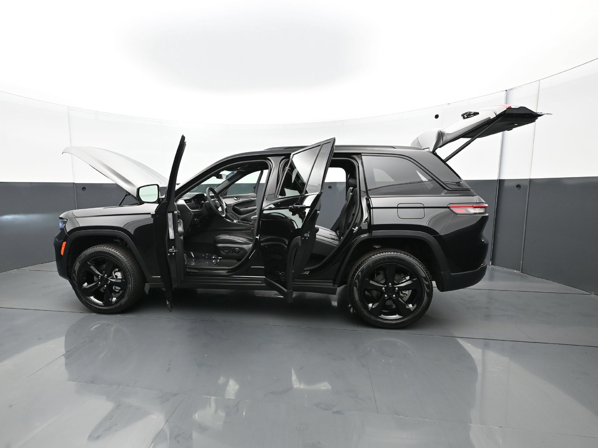 Used 2025 Jeep Grand Cherokee Limited w/ Black Appearance Package AWD/4WD image 34