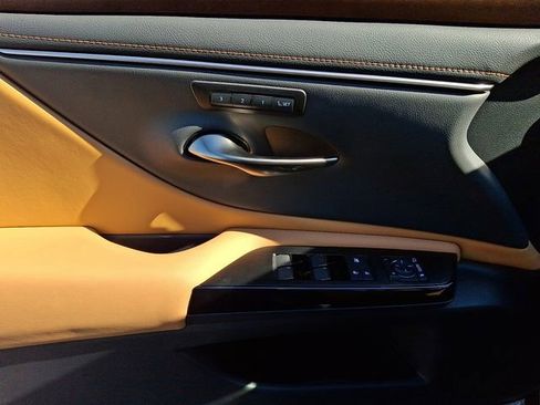 Used 2025 Lexus ES 350 w/ Premium Package image 12