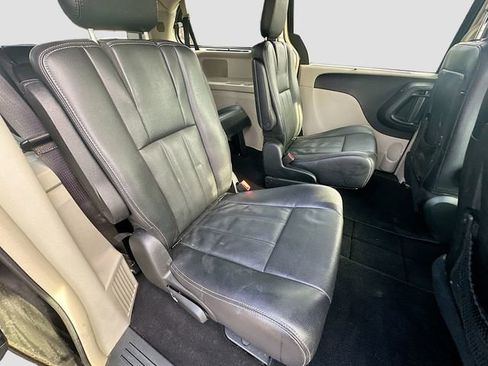 Used 2015 Chrysler Town & Country Touring w/ Driver Convenience Group image 29