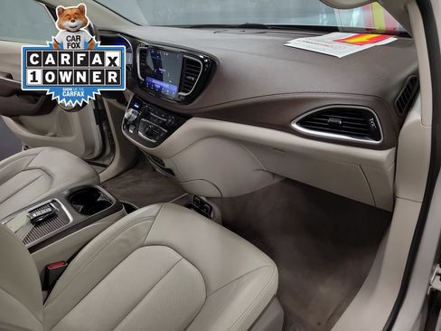 Used 2021 Chrysler Pacifica Touring-L FWD image 23