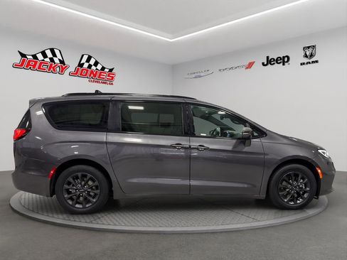 Used 2021 Chrysler Pacifica Touring w/ S Appearance Package image 12