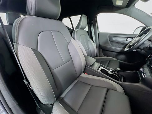 Used 2023 Volvo XC40 Recharge Core image 28