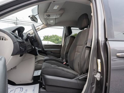 Used 2018 Dodge Grand Caravan SE w/ UConnect Hands-Free Group FWD image 11
