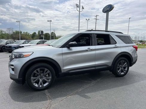 Used 2023 Ford Explorer XLT w/ Equipment Group 202A image 3