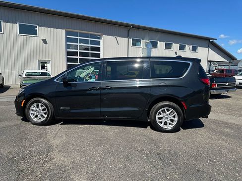 Used 2023 Chrysler Pacifica Touring-L FWD image 45