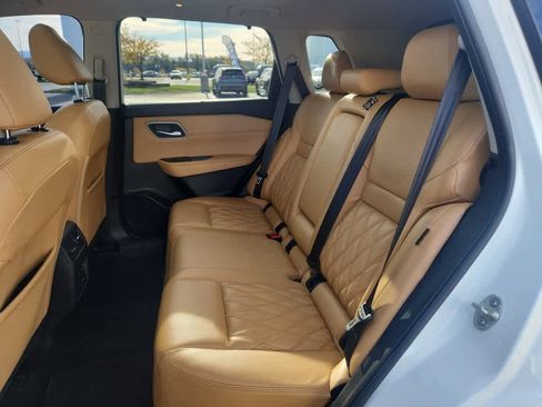 Used 2021 Nissan Rogue Platinum image 16