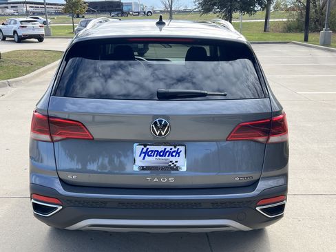 Certified 2024 Volkswagen Taos SE w/ Panoramic Sunroof Package image 9