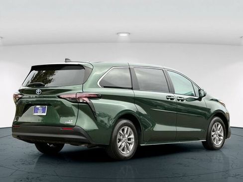 Used 2024 Toyota Sienna LE AWD/4WD image 6